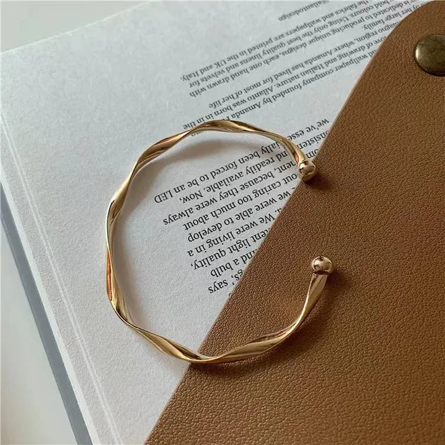 Minimalistisches Goldarmband - Offenes Designer-Armband, eleganter gedrehter Armreif