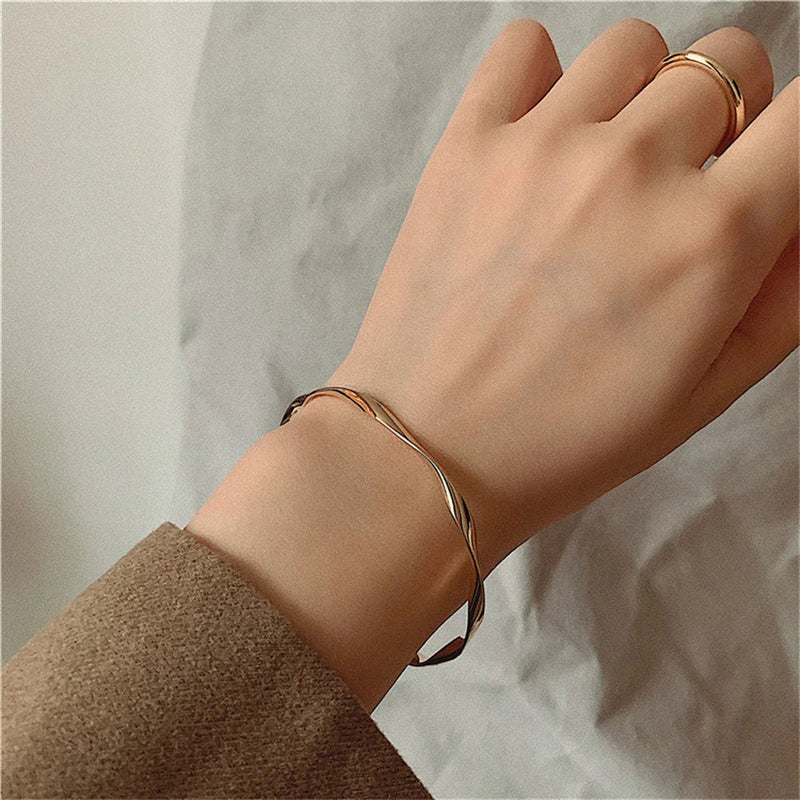 Minimalistisches Goldarmband - Offenes Designer-Armband, eleganter gedrehter Armreif