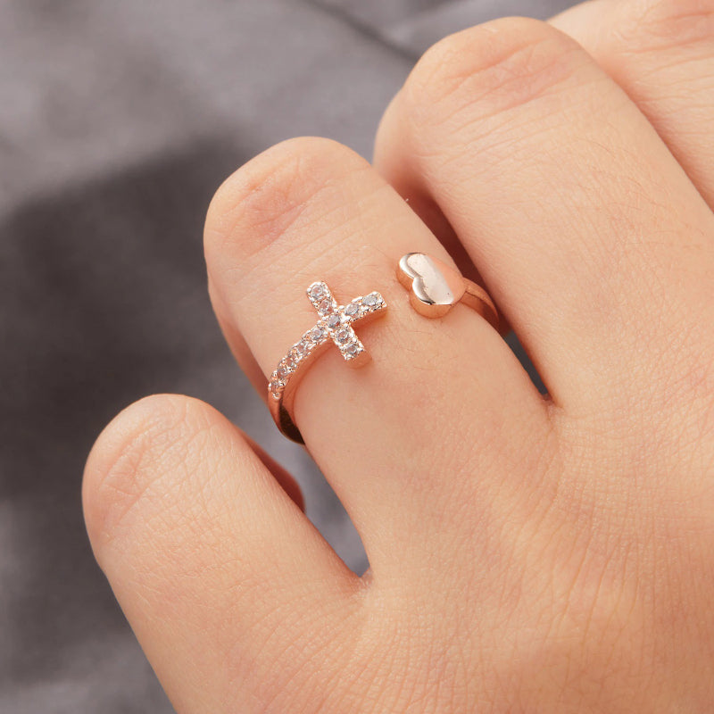 Verstellbare Ringe mit Heiligem Kreuz und Herz und Strassbesatz