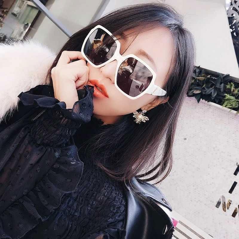 Ohrstecker Bienenkönigin mit Strasssteinen