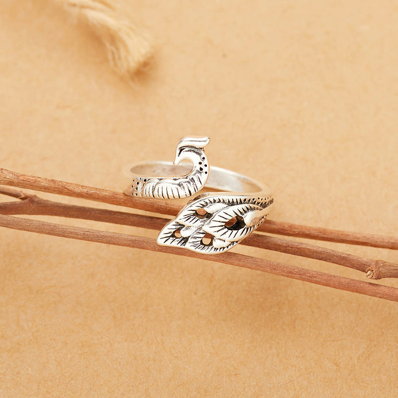 Mit Strasssteinen verzierte modische Schmetterlingsringe-Kollektion