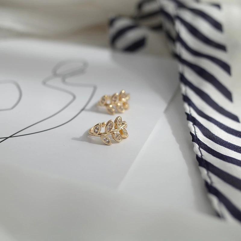 Mit Strasssteinen verzierte Ohrklemmen in Blattform