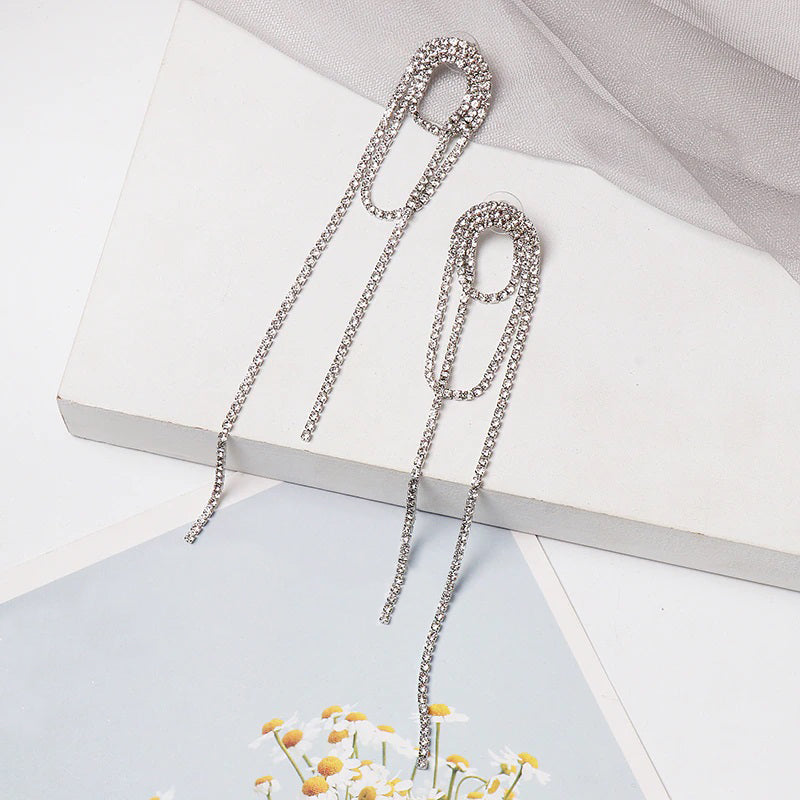 Mit Strasssteinen besetzte, lange Quasten-Ohrringe