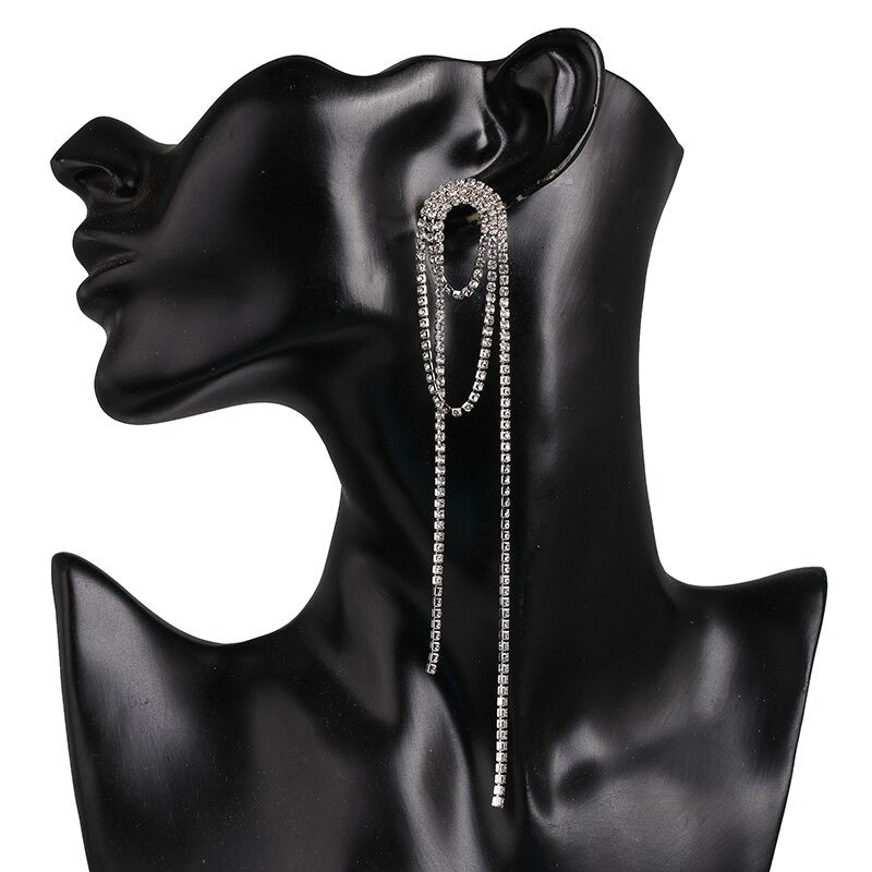 Mit Strasssteinen besetzte, lange Quasten-Ohrringe