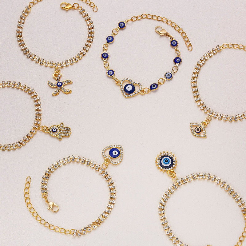 Mit Strasssteinen besetzte Hamsa-Hände und blaue Glücksaugen-Charm-Armbänder