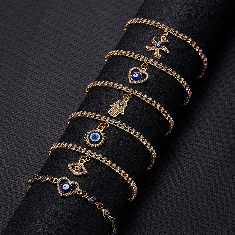 Mit Strasssteinen besetzte Hamsa-Hände und blaue Glücksaugen-Charm-Armbänder