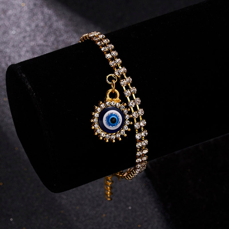 Mit Strasssteinen besetzte Hamsa-Hände und blaue Glücksaugen-Charm-Armbänder