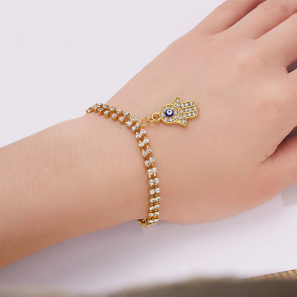 Mit Strasssteinen besetzte Hamsa-Hände und blaue Glücksaugen-Charm-Armbänder