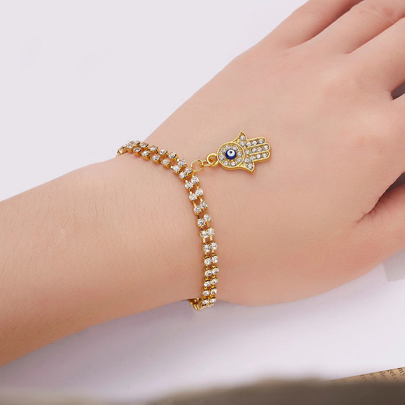 Mit Strasssteinen besetzte Hamsa-Hände und blaue Glücksaugen-Charm-Armbänder