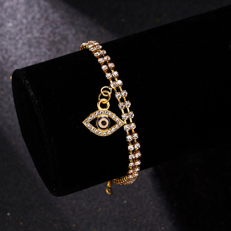 Mit Strasssteinen besetzte Hamsa-Hände und blaue Glücksaugen-Charm-Armbänder