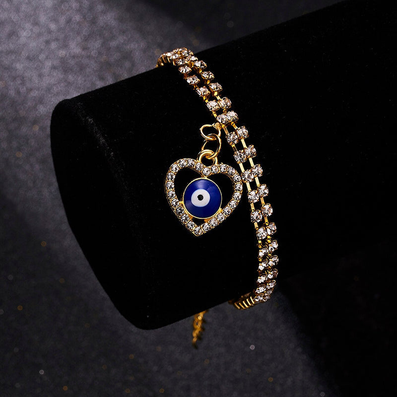 Mit Strasssteinen besetzte Hamsa-Hände und blaue Glücksaugen-Charm-Armbänder