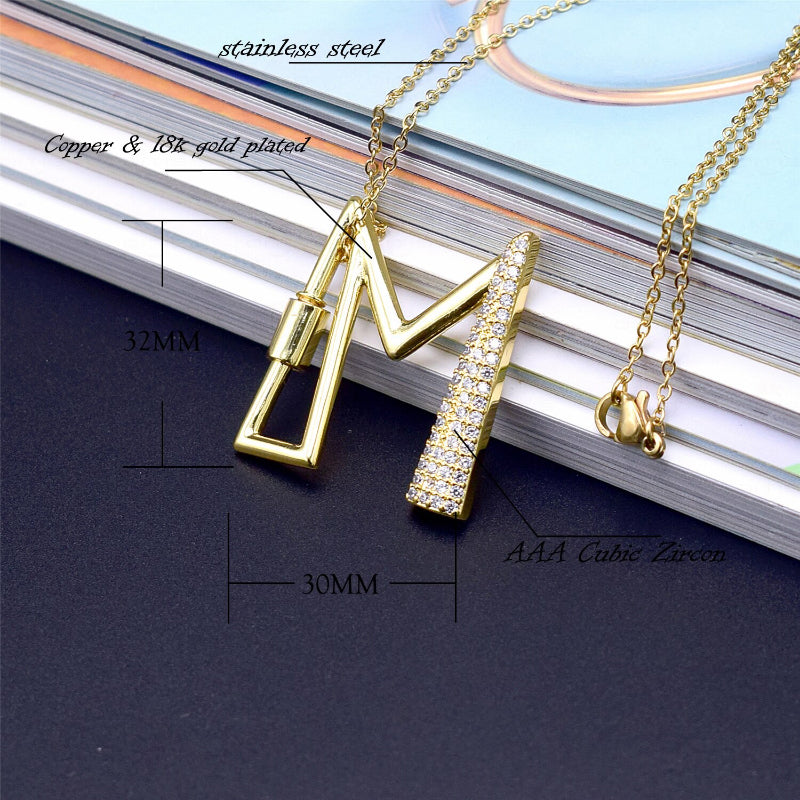 Mit Strasssteinen besetzte, personalisierte Halsketten mit Buchstabenanhängern von A bis Z