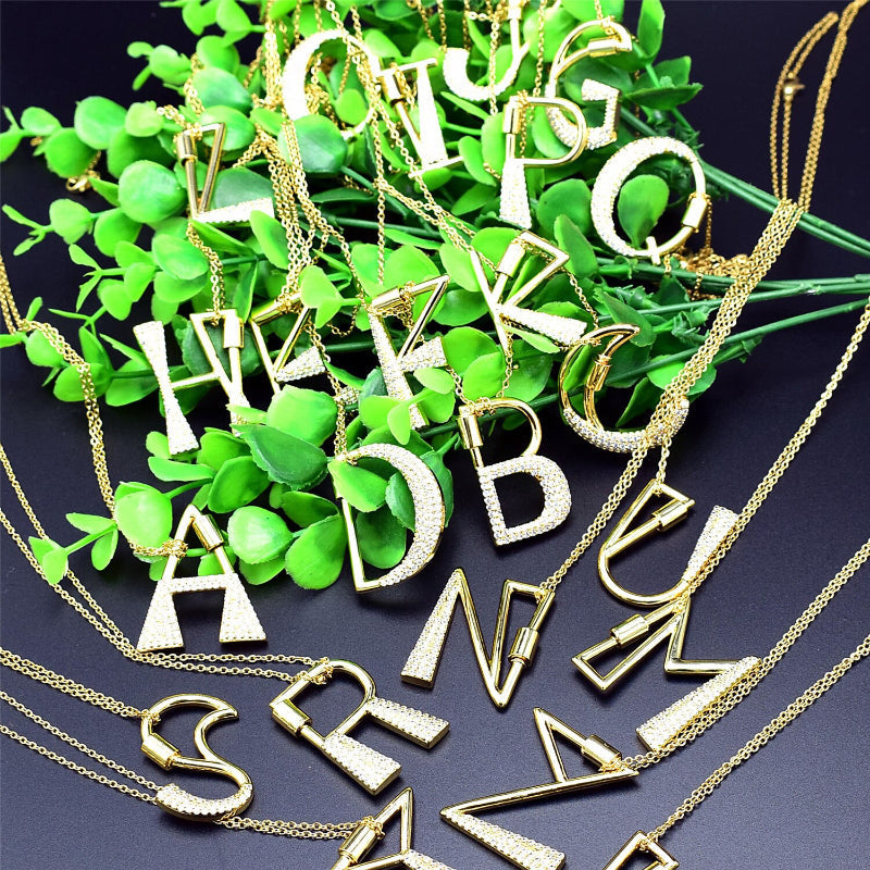 Mit Strasssteinen besetzte, personalisierte Halsketten mit Buchstabenanhängern von A bis Z