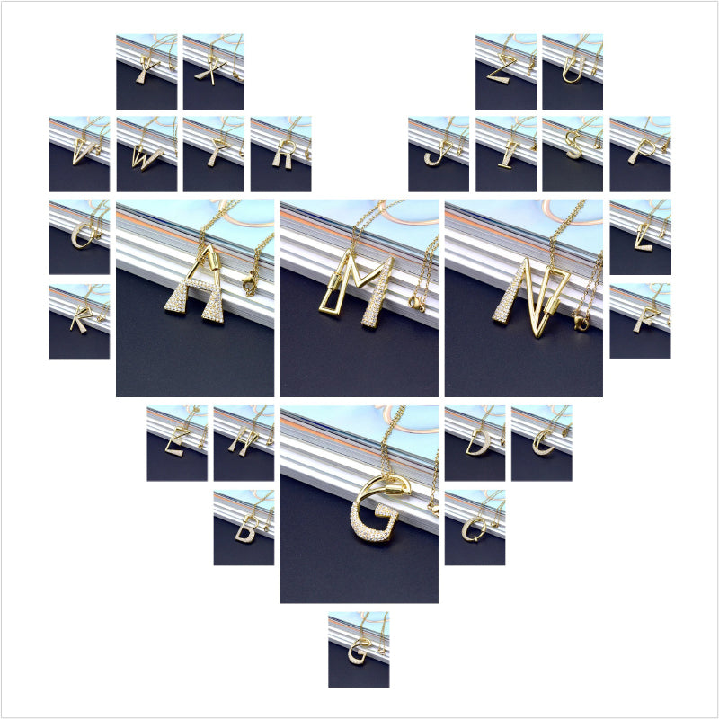 Mit Strasssteinen besetzte, personalisierte Halsketten mit Buchstabenanhängern von A bis Z