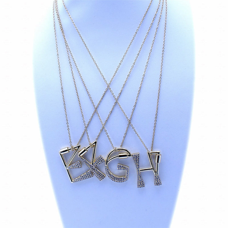 Mit Strasssteinen besetzte, personalisierte Halsketten mit Buchstabenanhängern von A bis Z