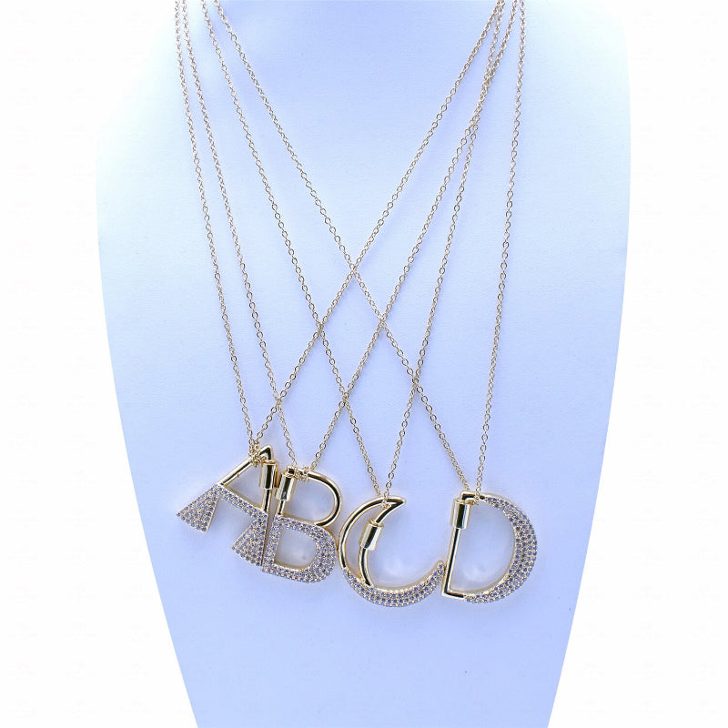 Mit Strasssteinen besetzte, personalisierte Halsketten mit Buchstabenanhängern von A bis Z