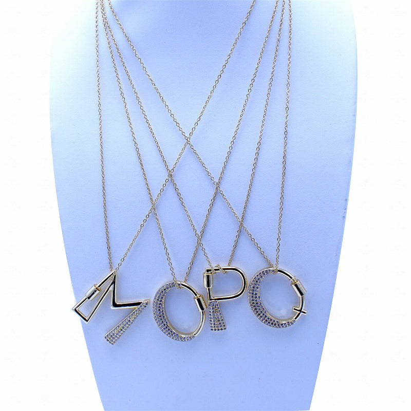 Mit Strasssteinen besetzte, personalisierte Halsketten mit Buchstabenanhängern von A bis Z