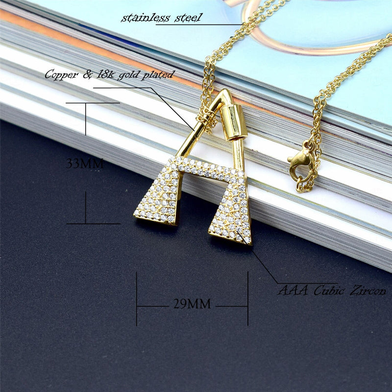 Mit Strasssteinen besetzte, personalisierte Halsketten mit Buchstabenanhängern von A bis Z