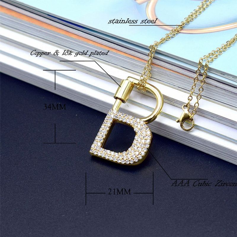 Mit Strasssteinen besetzte, personalisierte Halsketten mit Buchstabenanhängern von A bis Z