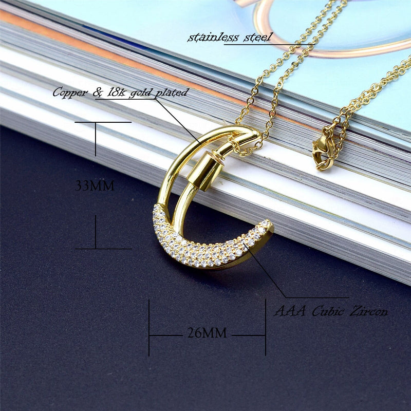 Mit Strasssteinen besetzte, personalisierte Halsketten mit Buchstabenanhängern von A bis Z