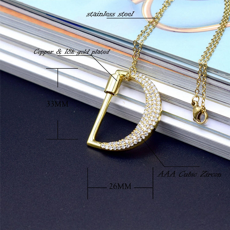 Mit Strasssteinen besetzte, personalisierte Halsketten mit Buchstabenanhängern von A bis Z