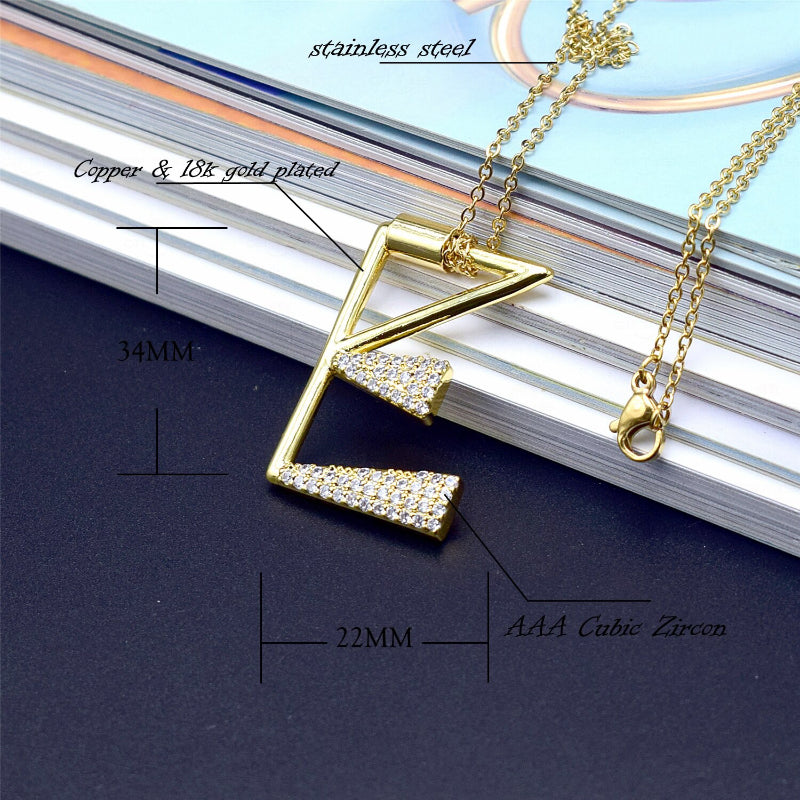 Mit Strasssteinen besetzte, personalisierte Halsketten mit Buchstabenanhängern von A bis Z