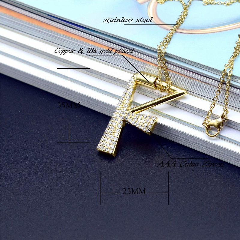 Mit Strasssteinen besetzte, personalisierte Halsketten mit Buchstabenanhängern von A bis Z