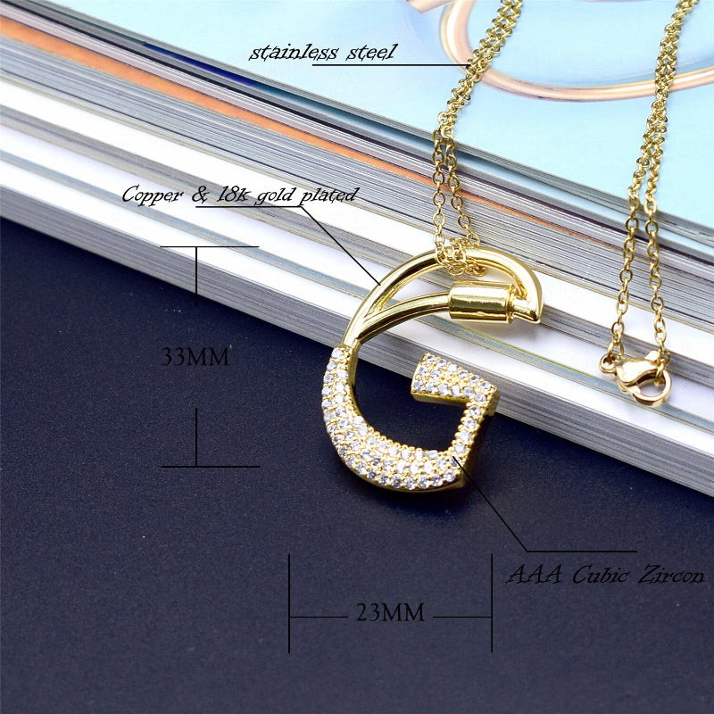 Mit Strasssteinen besetzte, personalisierte Halsketten mit Buchstabenanhängern von A bis Z