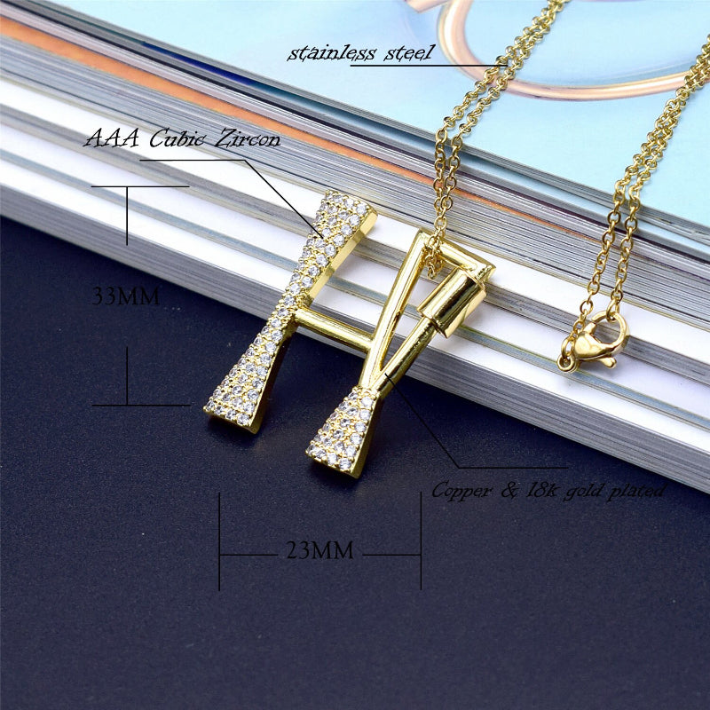 Mit Strasssteinen besetzte, personalisierte Halsketten mit Buchstabenanhängern von A bis Z