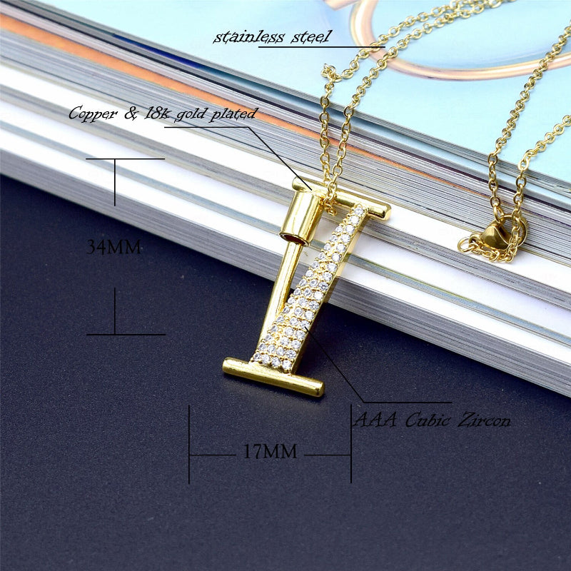 Mit Strasssteinen besetzte, personalisierte Halsketten mit Buchstabenanhängern von A bis Z