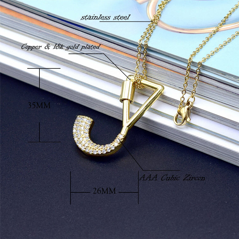 Mit Strasssteinen besetzte, personalisierte Halsketten mit Buchstabenanhängern von A bis Z