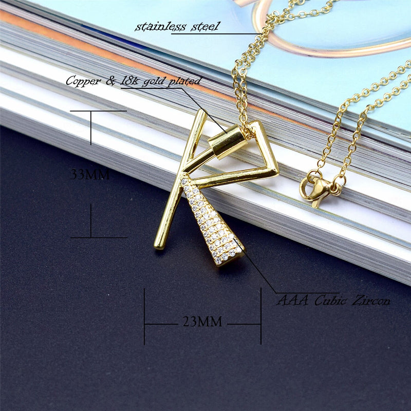 Mit Strasssteinen besetzte, personalisierte Halsketten mit Buchstabenanhängern von A bis Z