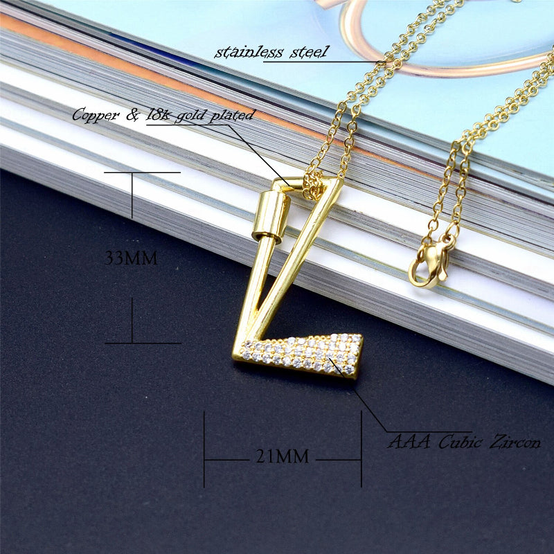 Mit Strasssteinen besetzte, personalisierte Halsketten mit Buchstabenanhängern von A bis Z