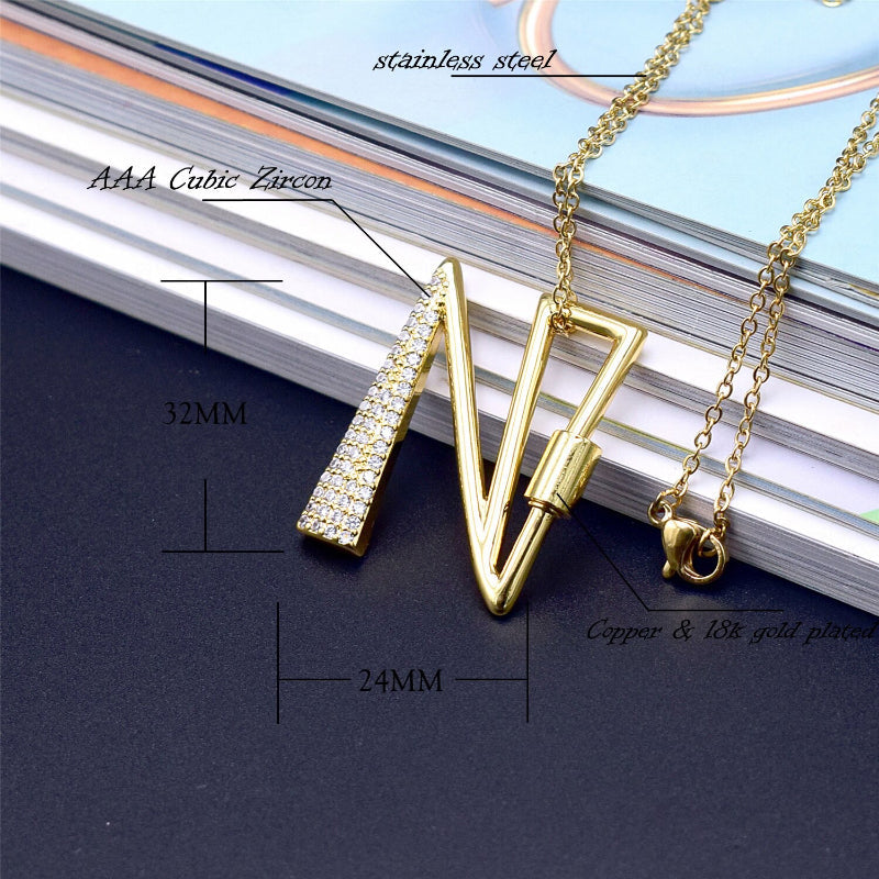 Mit Strasssteinen besetzte, personalisierte Halsketten mit Buchstabenanhängern von A bis Z