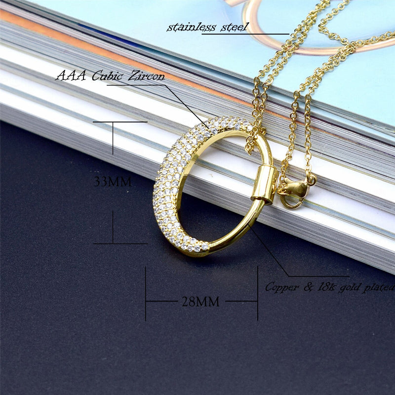 Mit Strasssteinen besetzte, personalisierte Halsketten mit Buchstabenanhängern von A bis Z