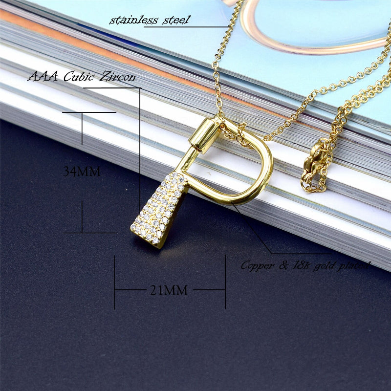 Mit Strasssteinen besetzte, personalisierte Halsketten mit Buchstabenanhängern von A bis Z