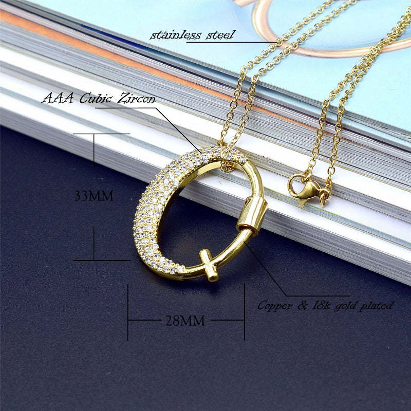 Mit Strasssteinen besetzte, personalisierte Halsketten mit Buchstabenanhängern von A bis Z