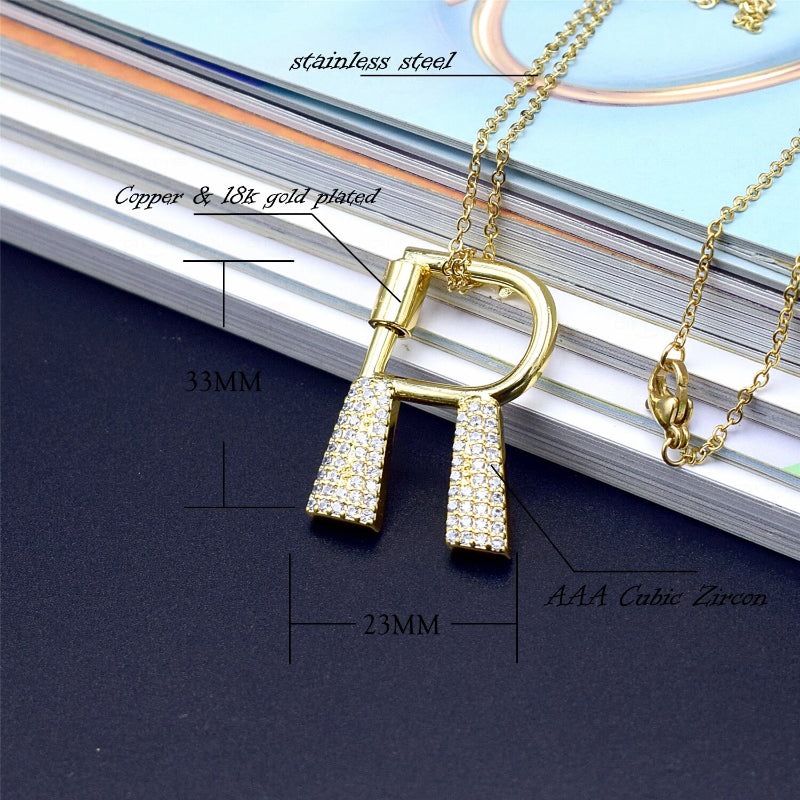 Mit Strasssteinen besetzte, personalisierte Halsketten mit Buchstabenanhängern von A bis Z