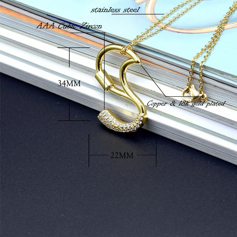 Mit Strasssteinen besetzte, personalisierte Halsketten mit Buchstabenanhängern von A bis Z