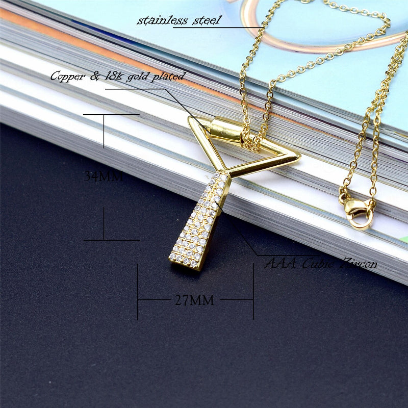 Mit Strasssteinen besetzte, personalisierte Halsketten mit Buchstabenanhängern von A bis Z