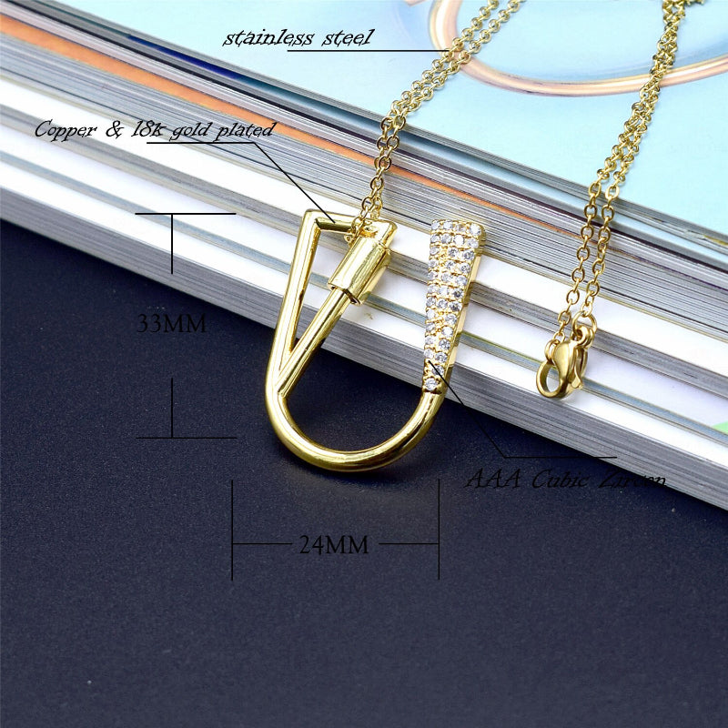 Mit Strasssteinen besetzte, personalisierte Halsketten mit Buchstabenanhängern von A bis Z