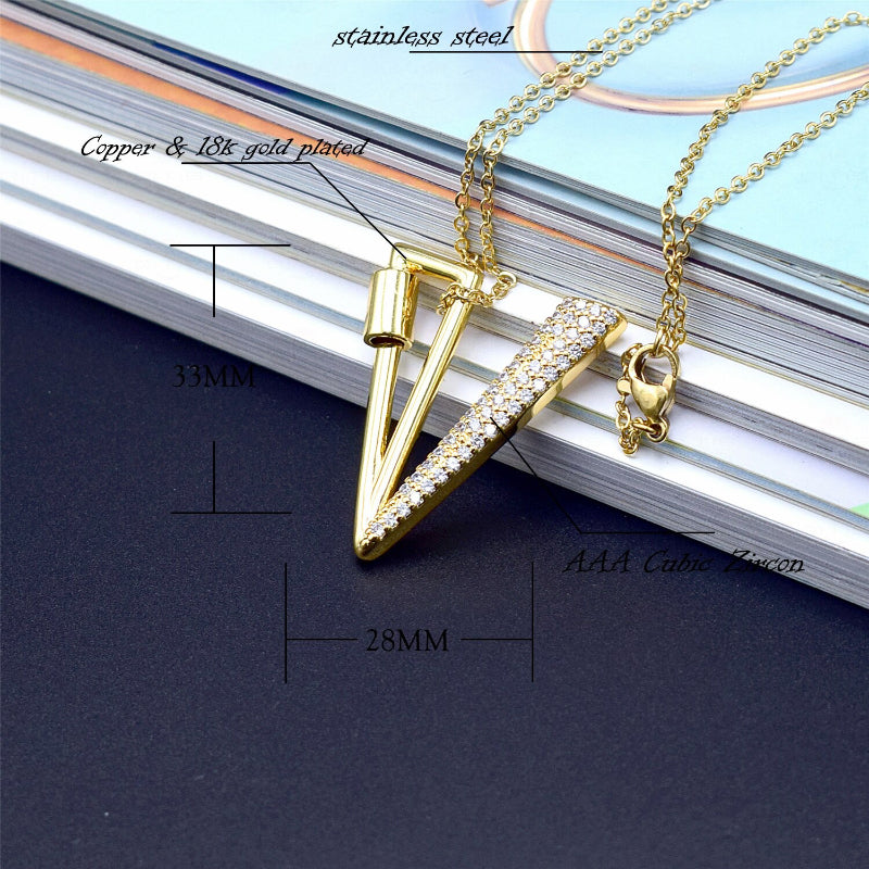 Mit Strasssteinen besetzte, personalisierte Halsketten mit Buchstabenanhängern von A bis Z