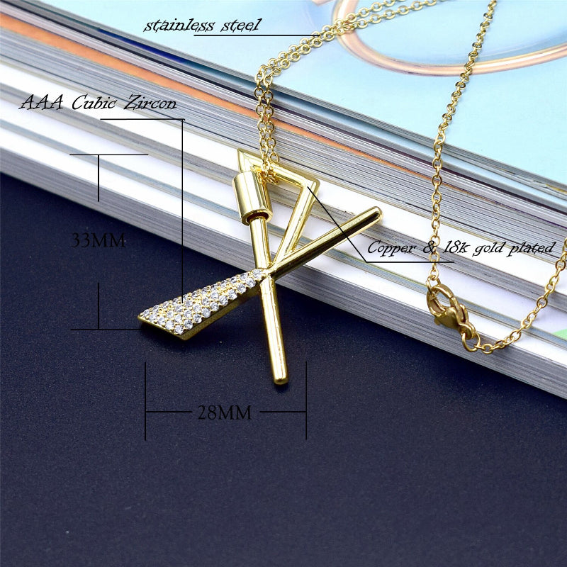 Mit Strasssteinen besetzte, personalisierte Halsketten mit Buchstabenanhängern von A bis Z