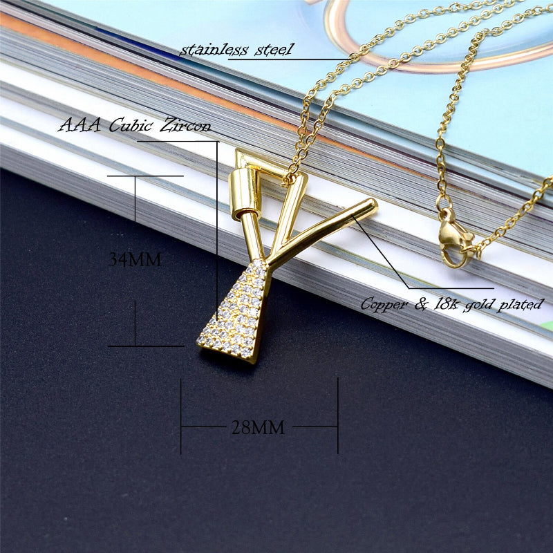 Mit Strasssteinen besetzte, personalisierte Halsketten mit Buchstabenanhängern von A bis Z