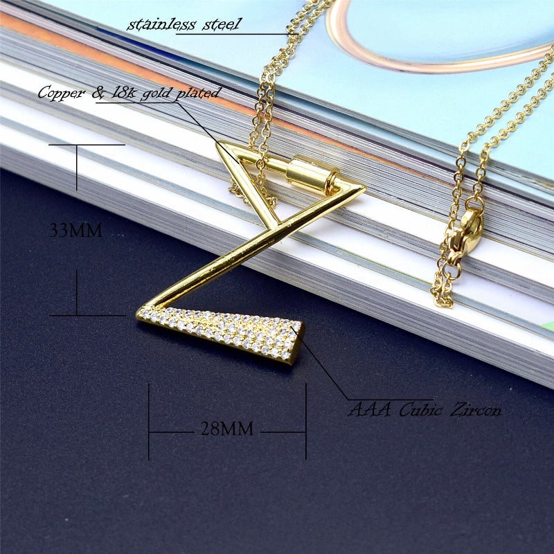 Mit Strasssteinen besetzte, personalisierte Halsketten mit Buchstabenanhängern von A bis Z