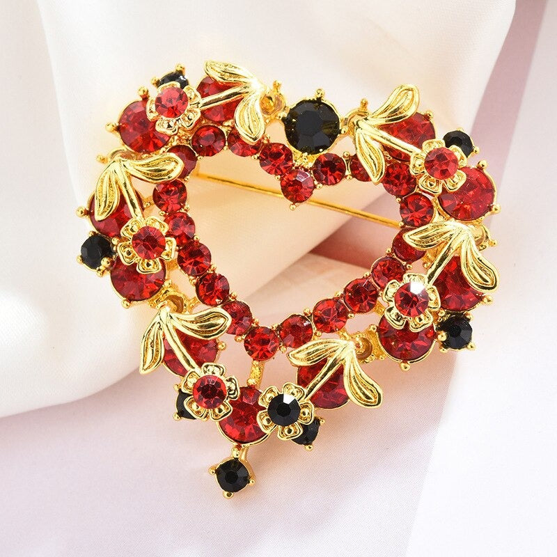 Weihnachtsbrosche „Holiday Galore“ mit Strasssteinen verziert