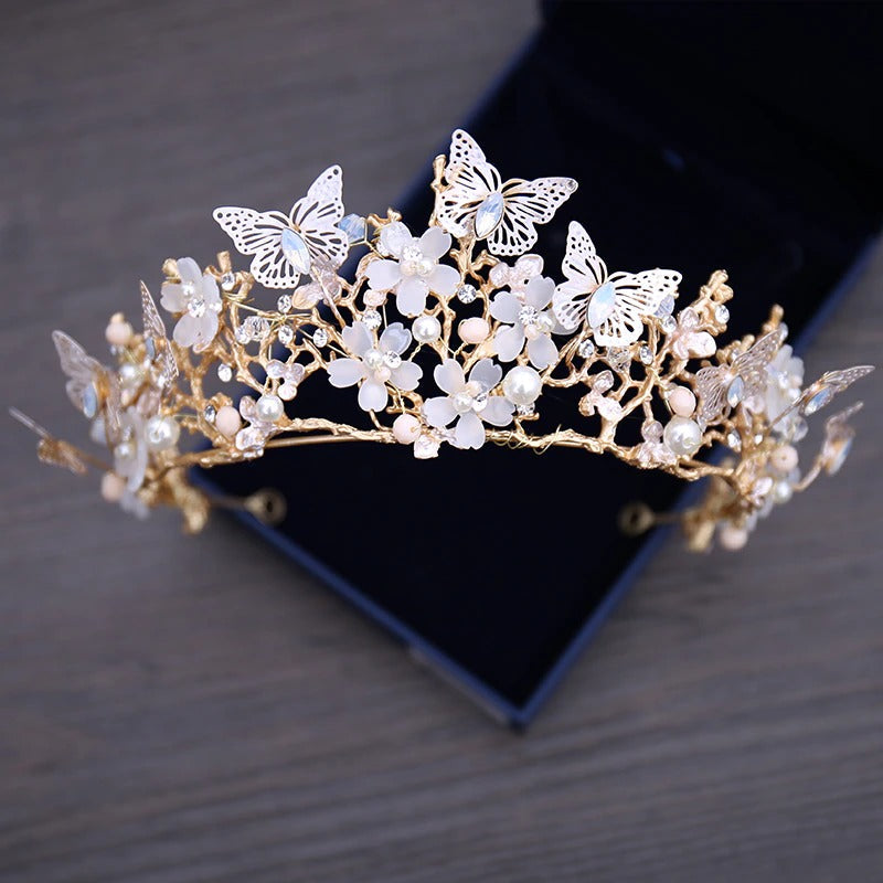 Schmuckset mit Strasssteinen, Blumen- und Schmetterlingsmotiv und Perlenkrone