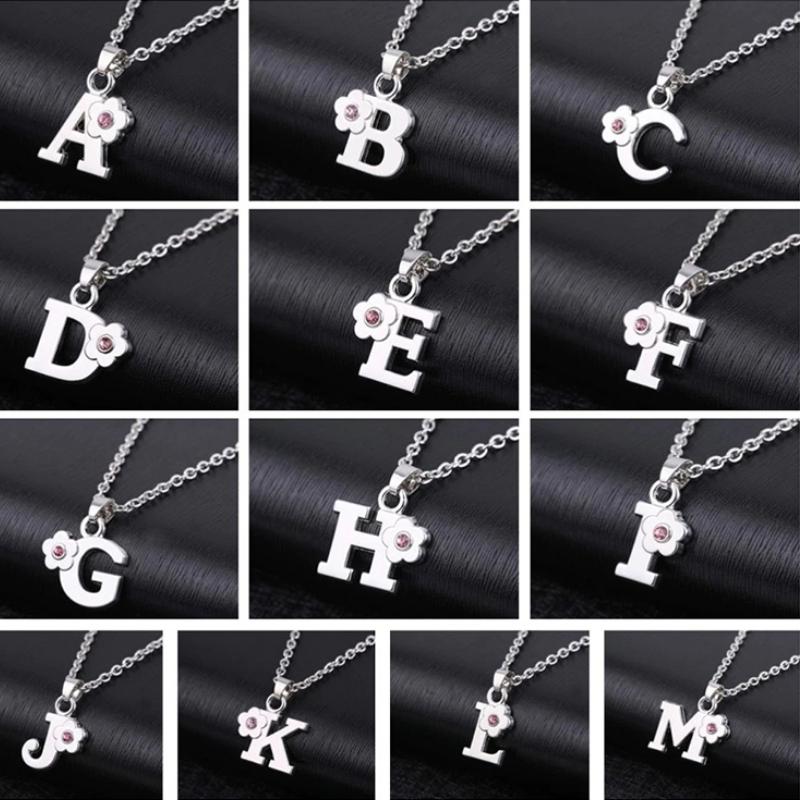 Halskette mit Großbuchstaben-Anhänger „A-Z“ und Blumenmotiv