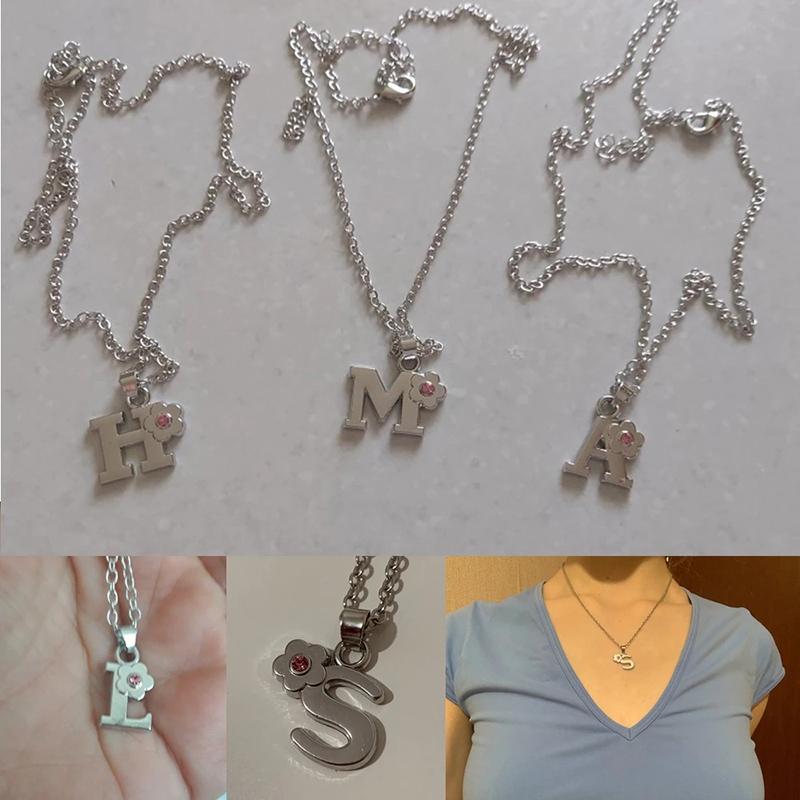 Halskette mit Großbuchstaben-Anhänger „A-Z“ und Blumenmotiv