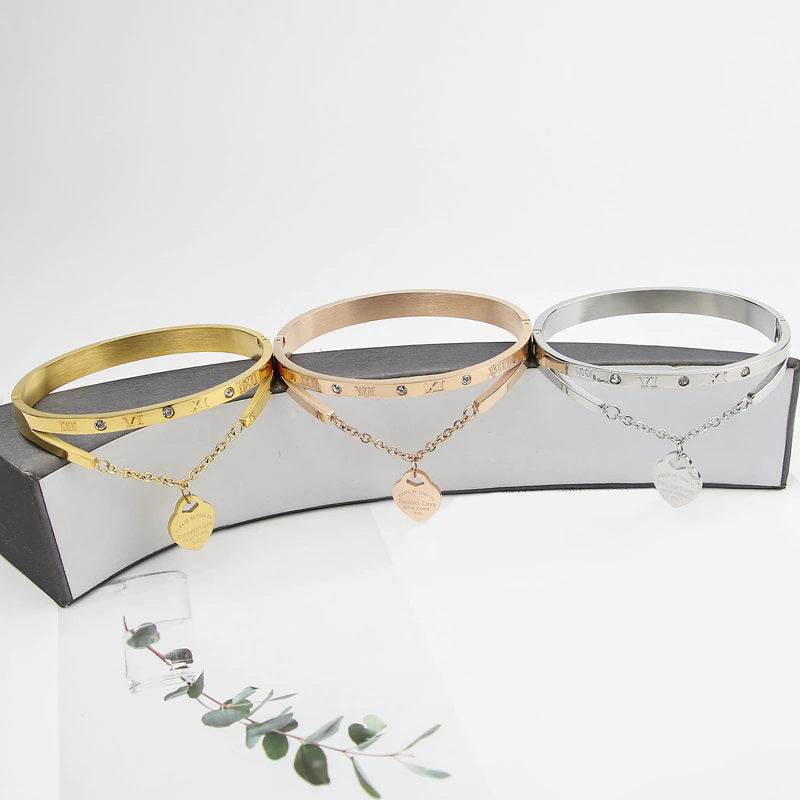 Armreife mit herzförmigen Strasssteinen und römischen Ziffern